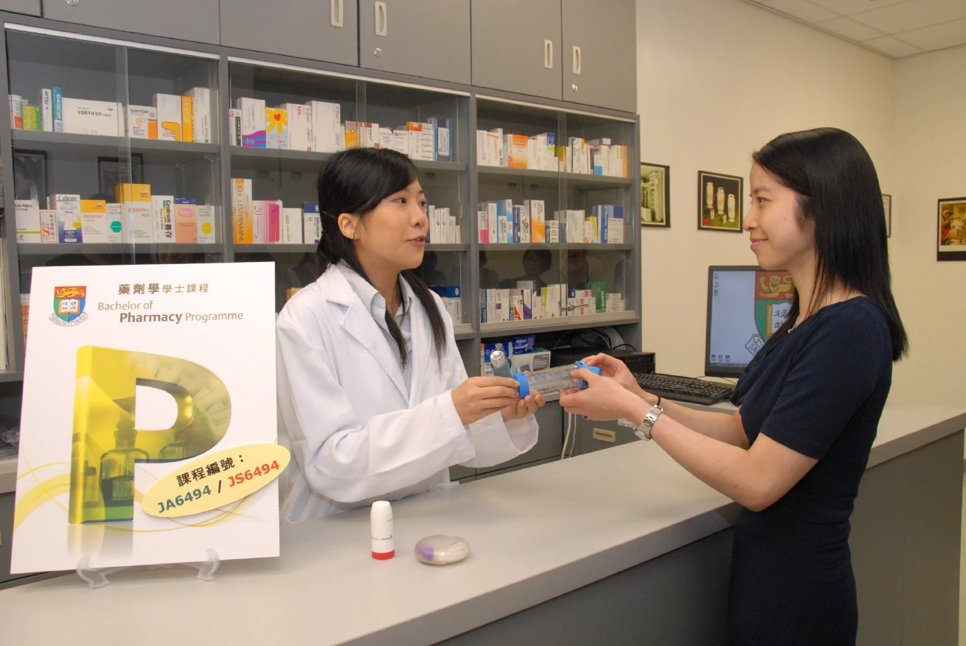 港大藥劑學學士課程三年級學生陳可欣示範使用藥物的方法。