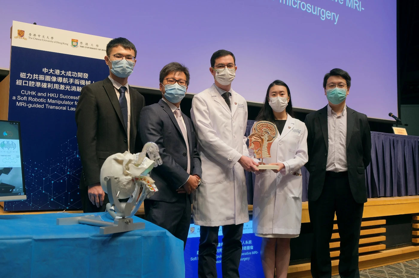 中大港大開發磁力共振圖像導航手術機械人系統<br>
經口腔準確利用激光消融頭頸癌腫瘤