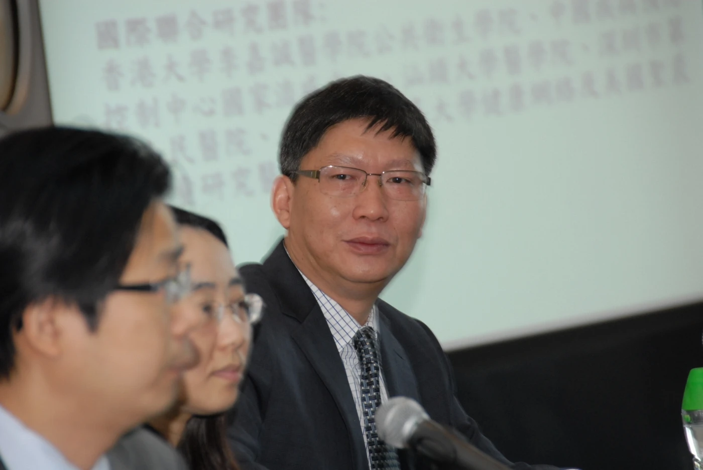 Professor Guan Yi, Daniel CK Yu Professor in Virology, Professor of School of Public Health, HKU Li Ka Shing Faculty of Medicine, says that the result suggests that the H7N9 virus can transmit in different animal hosts, we still have to stay alert to the disease control and prevention.