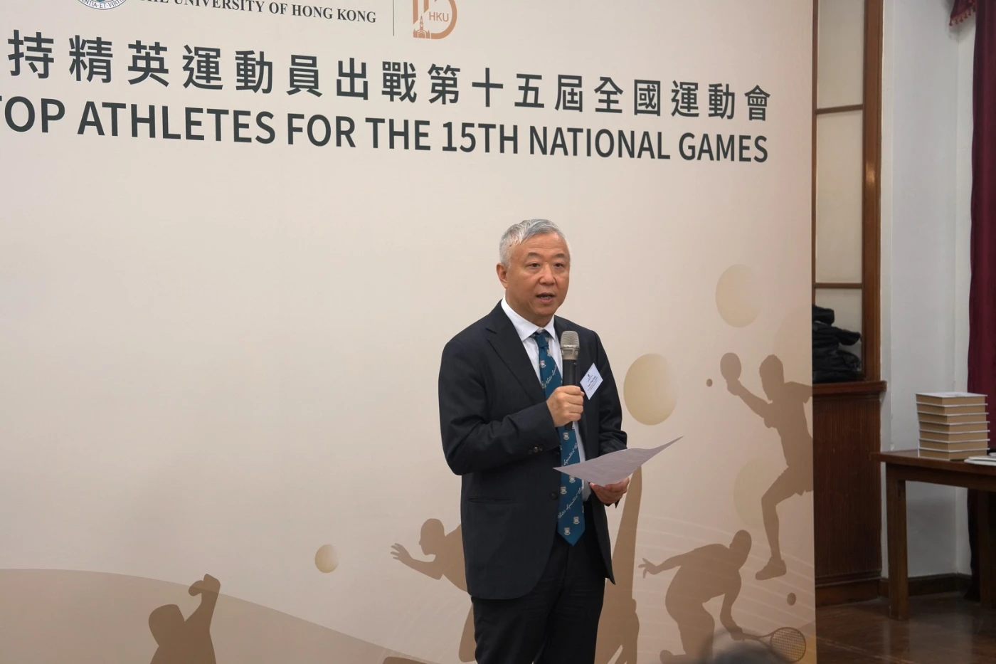 港大副校長（學術發展）宮鵬教授高度讚揚這群學術與運動兼優的傑出學生。