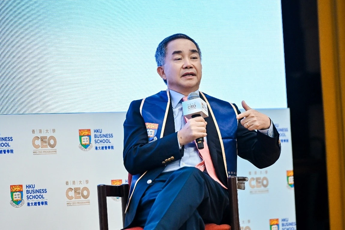 港大經管學院金融學講座教授、鄭氏明德講席教授(金融學)、量化歷史研究中心主任、香港人文社會研究所所長陳志武教授進行以「全球格局與香港經濟」為題的巔峰對話。