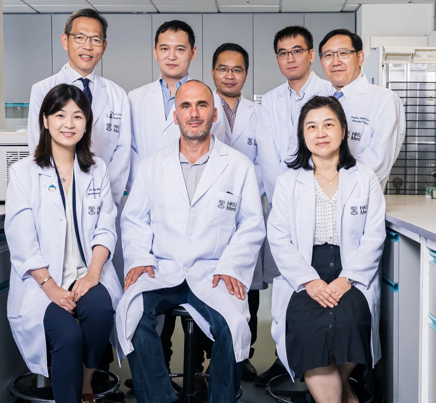 跨學科研究團隊開創了全球首個幹細胞新模型有助治療免疫缺陷病患。後排學者包括劉澤星教授（左一）、李曦醫生（左二）及劉澎濤教授（右一）。