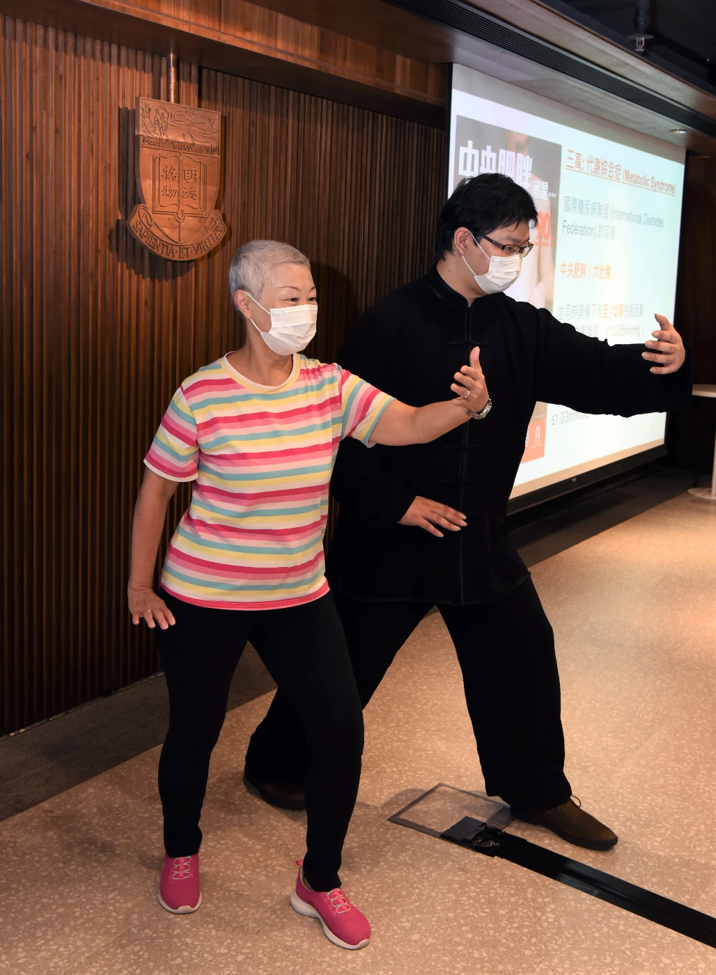 陳秀群女士和茹柏鴻先生示範太極運動。茹先生在研究中兼任太極導師。