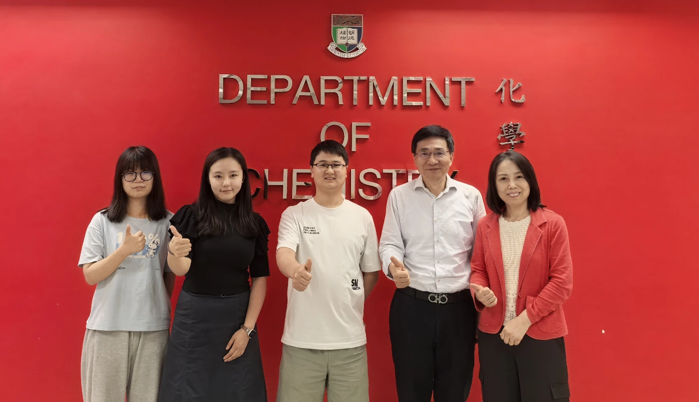 圖二：港大化學系講座教授孫紅哲（右二）及其研究團隊，左起：王晨媛、魏雪瑩、夏玉山博士及李洪艷博士（右一）。