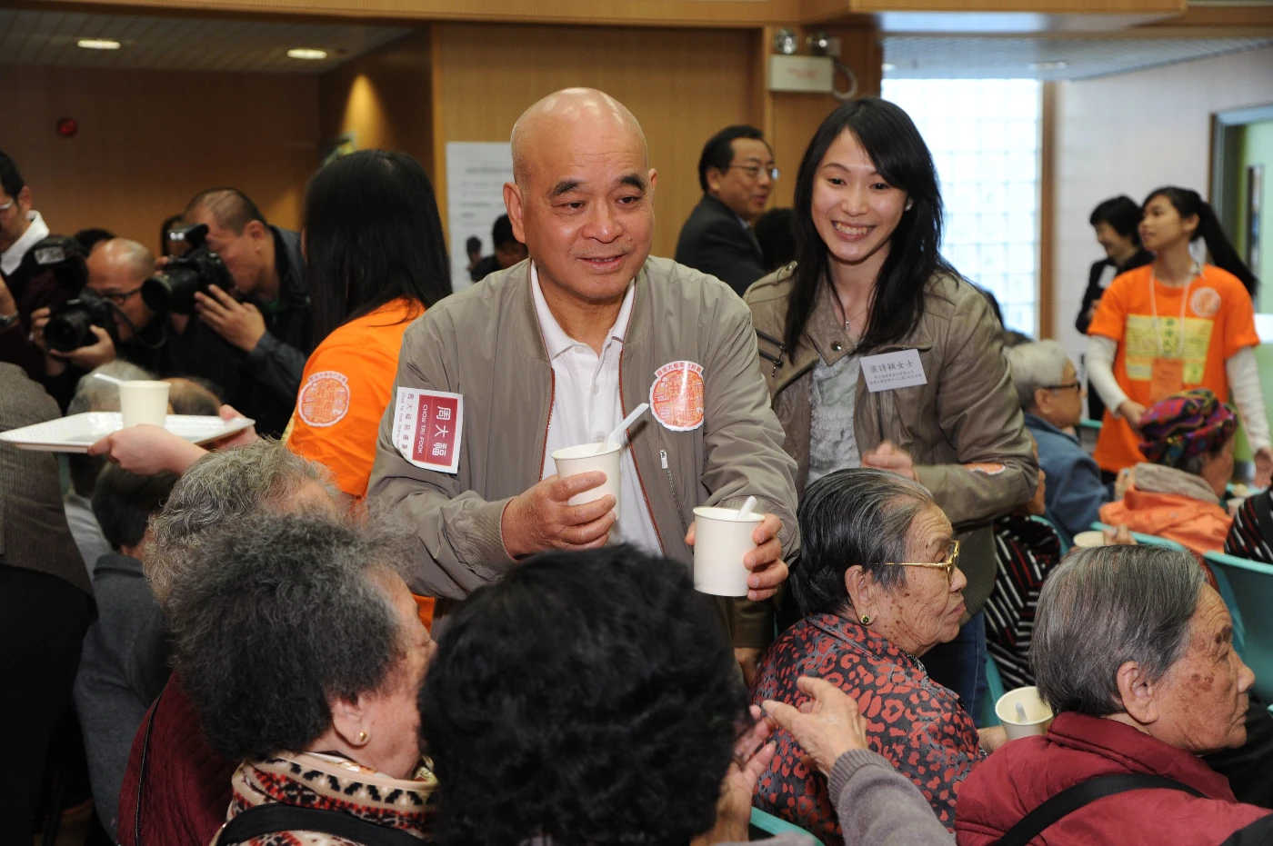 Dr Henry Cheng distributes dumplings to the elders.