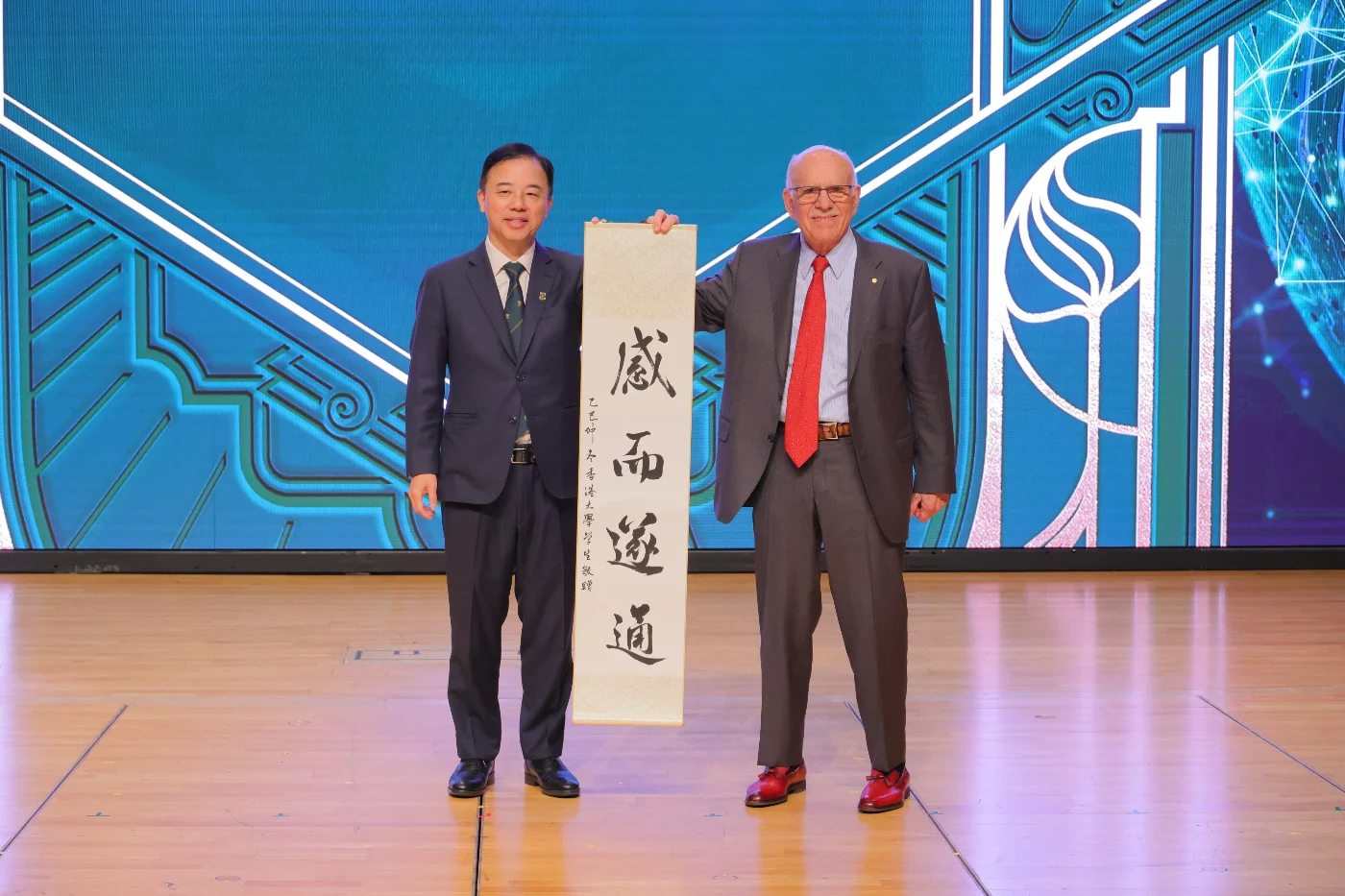 Professor Xiang Zhang presents souvenirs to Nobel Laureates.