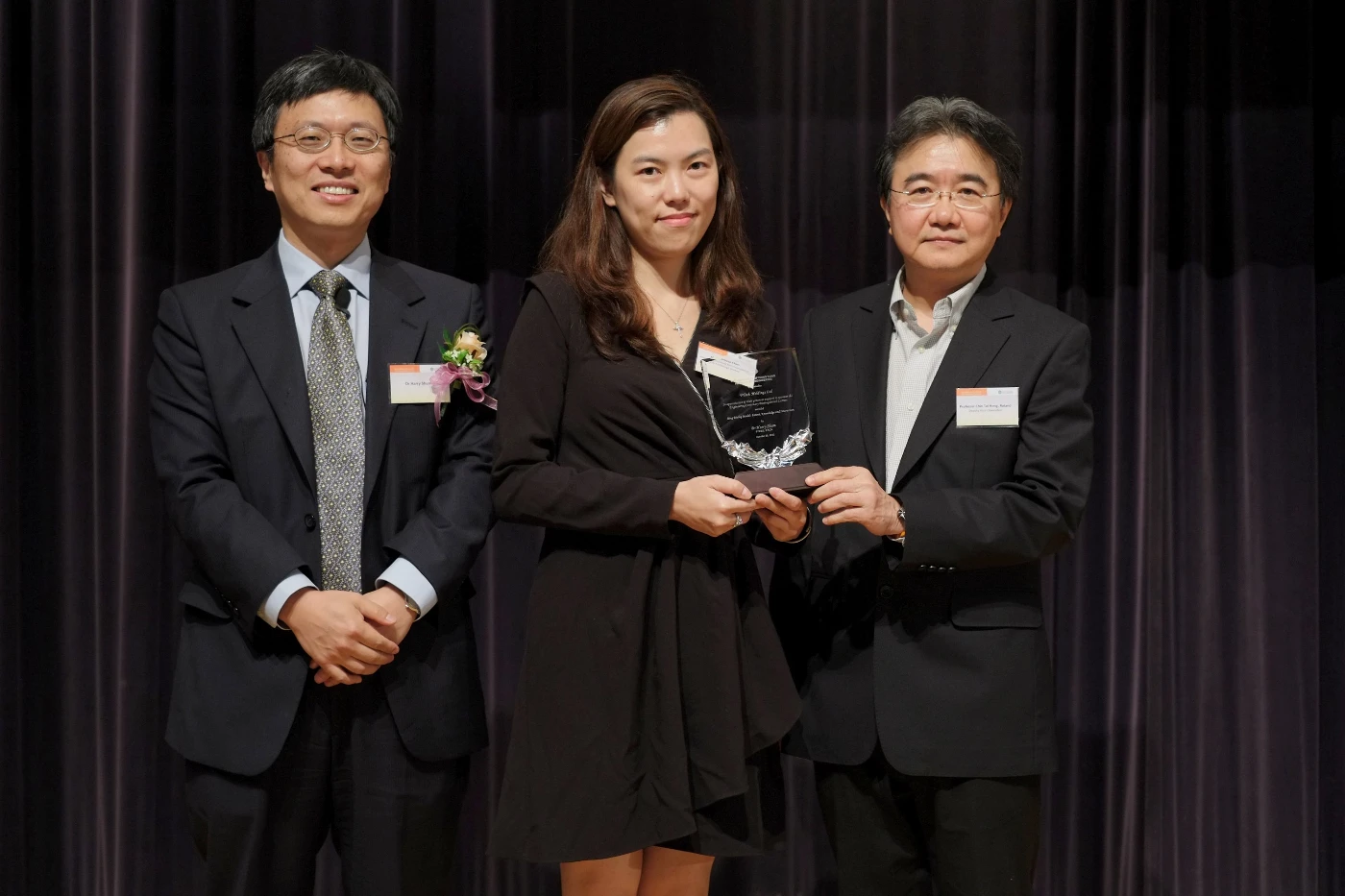 HKU Deputy Vice-Chancellor and Provost Professor Roland T Chin presents souvenir to the lecture sponsor, VTech Holdings Limited