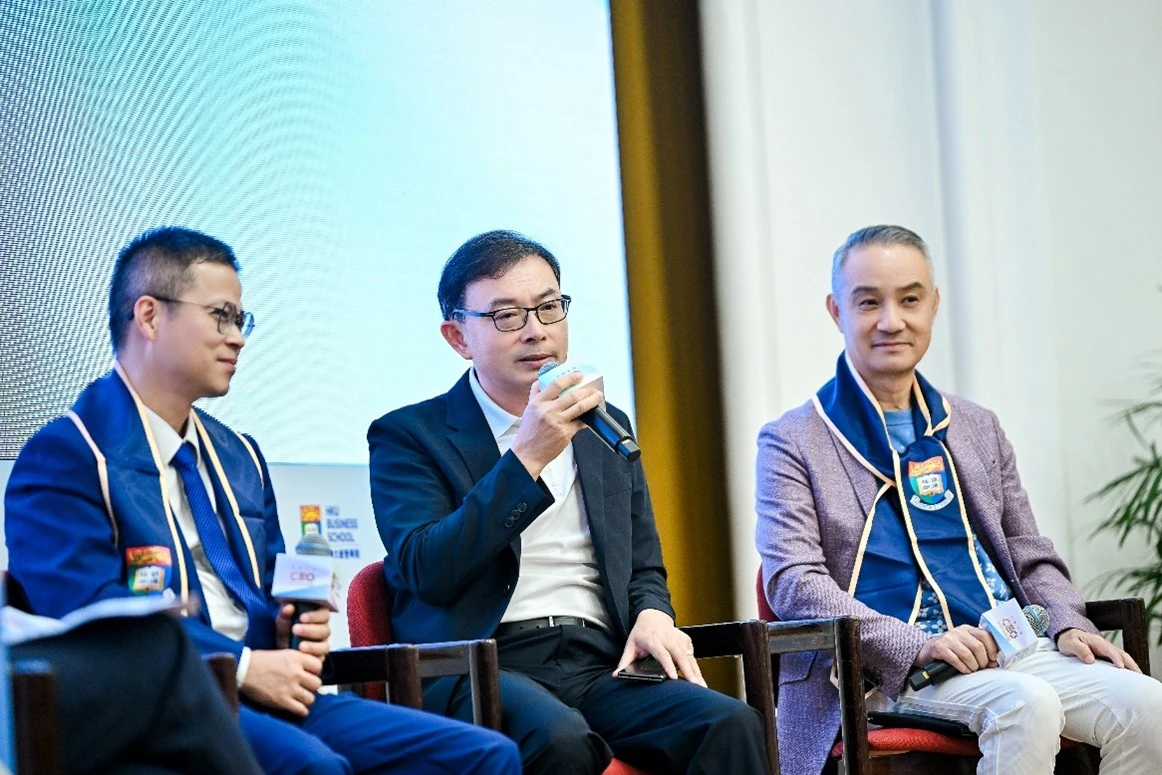 （左起）明陽智慧能源集團股份公司集團總裁兼首席技術官張啟應先生；迪信通科技集團有限公司董事長劉東海先生，以及海豐國際控股有限公司執行董事兼董事會主席楊現祥先生進行以「中國企業出海戰略」為題的巔峰對話。