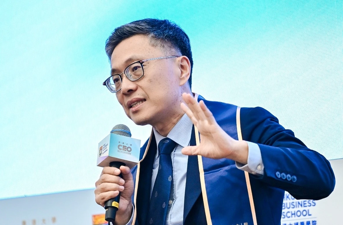 香港科技大學校董會主席、美國國家工程院外籍院士沈向洋教授進行以「AI浪潮下的技術、商業與個人」為題的巔峰對話。