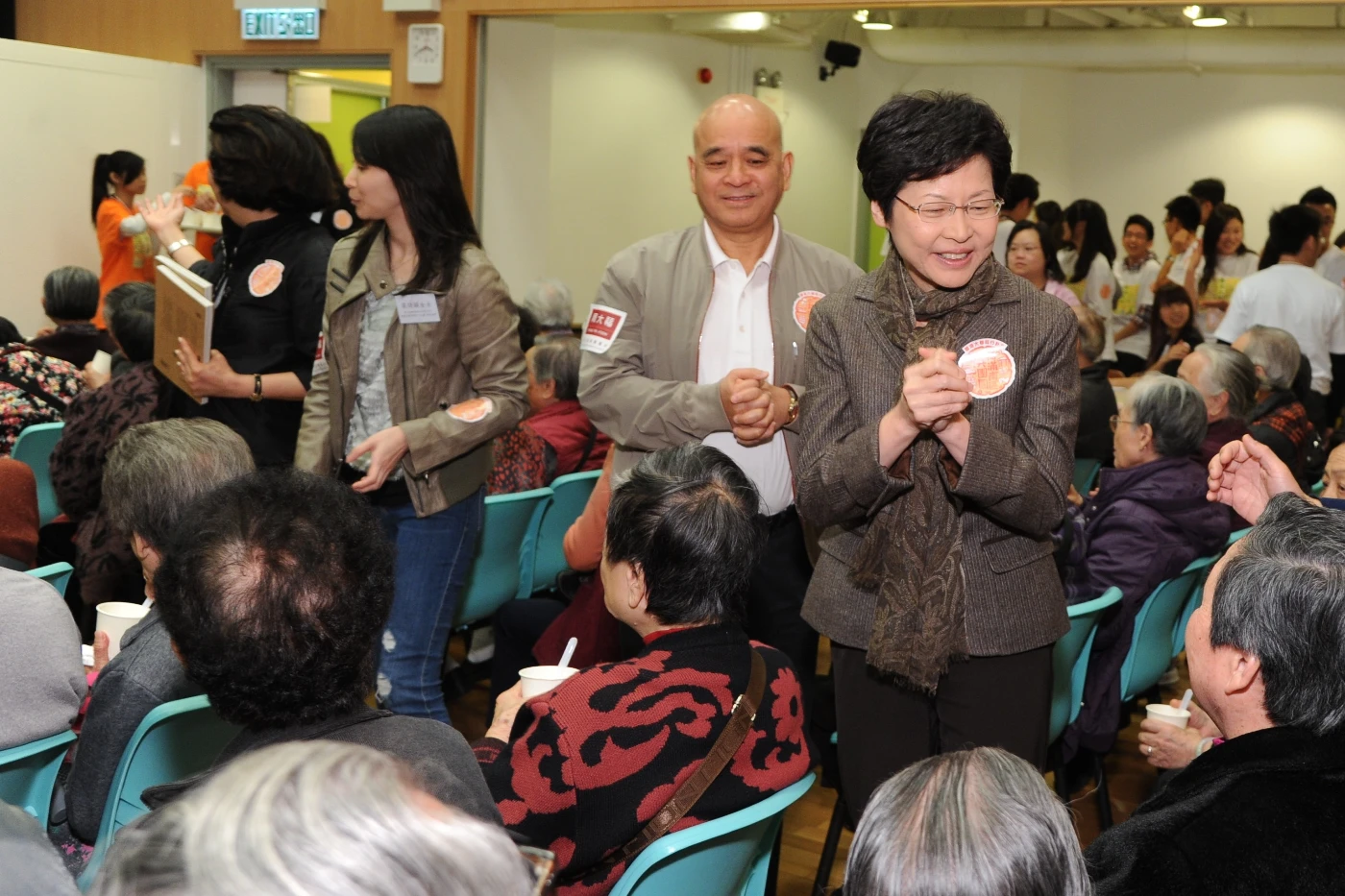 Chief Secretary Mrs Carrie Lam and Dr Henry Cheng give their new year blessings to the participating elders.