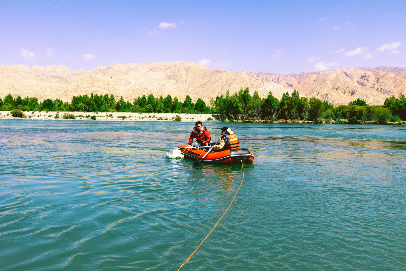 Field measurement of reservoir CO2 emissions in the upper Yellow River basin. (Photo credit: Lishan Ran)