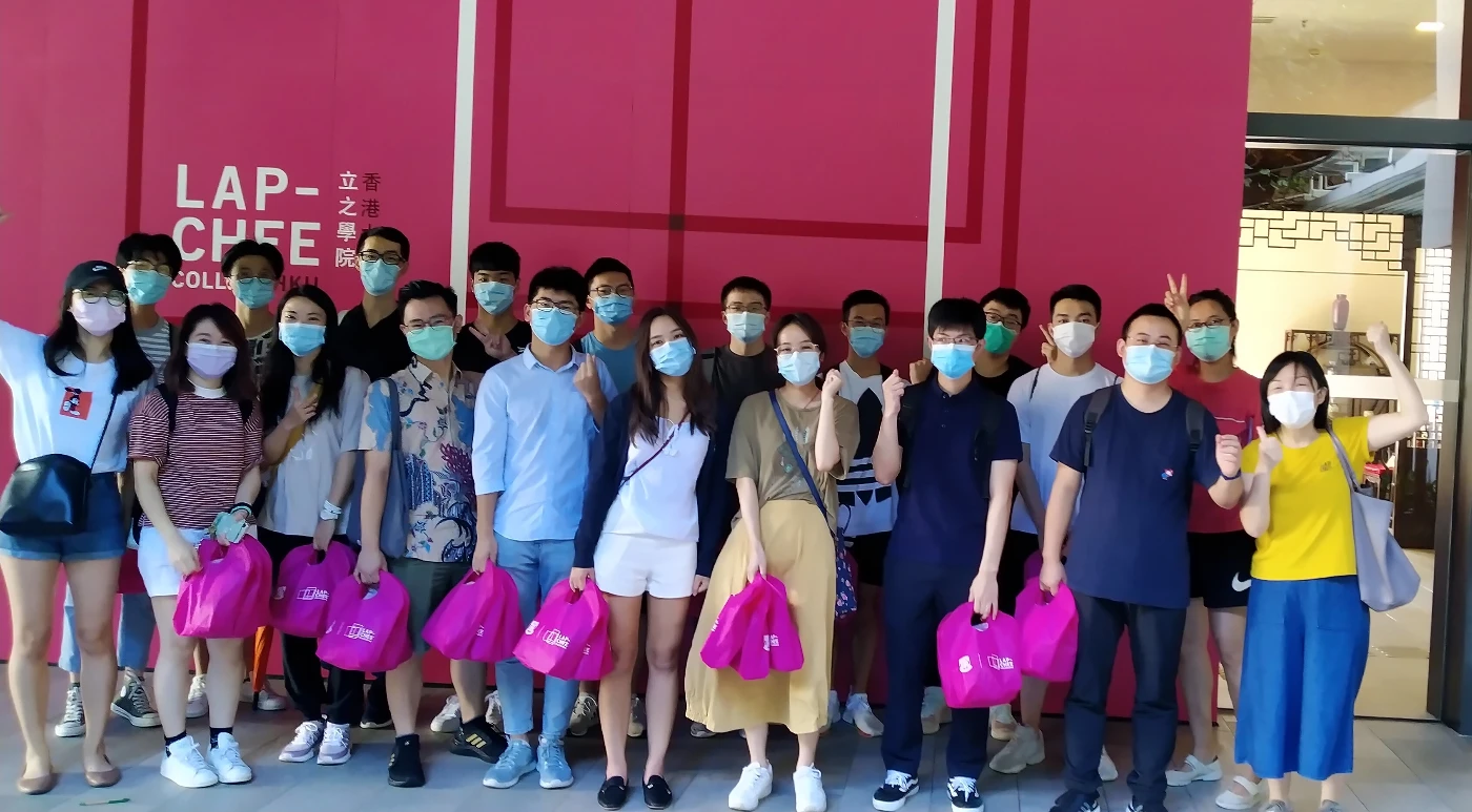 HKU student volunteers