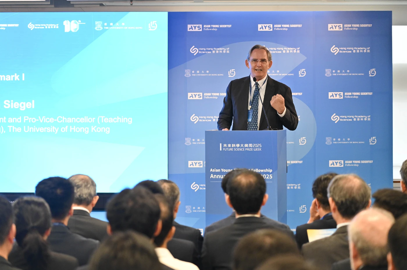「亞洲青年科學家基金項目」2025年度會議在香港大學舉行，香港大學副校長（教授）施啟正教授致開幕辭。（圖片由未來科學大獎提供）