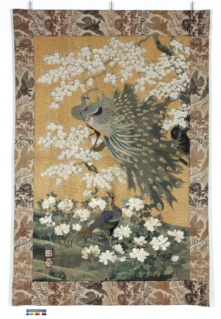 刺繡孔雀櫻花牡丹紋掛幅
     畫師三木，繡師住山
     日本，約一九零零年