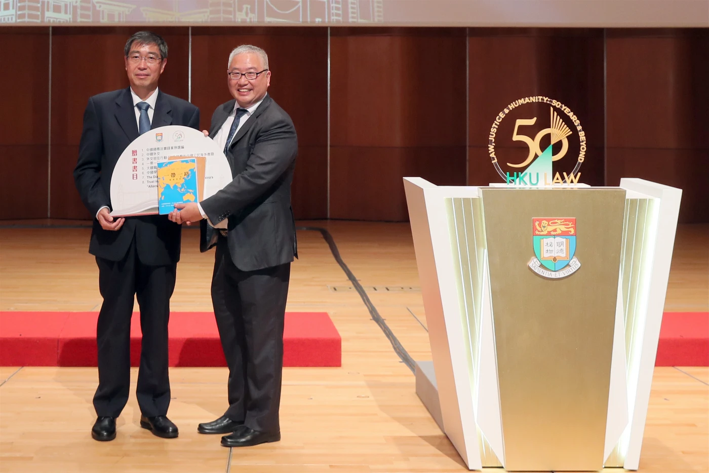 贈書儀式 - 外交部駐港趙建凱副特派員(左)及香港大學法律學院院長何耀明教授。