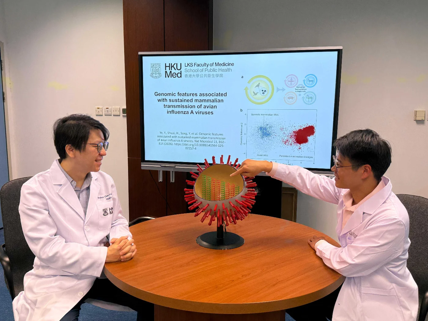 A research team from HKUMed develops an AI detection system capable of analysing the genomes of influenza A viruses to accurately predict their potential risk of transmitting among mammals. The research is led by Professor Tommy Lam Tsan-yuk (left).