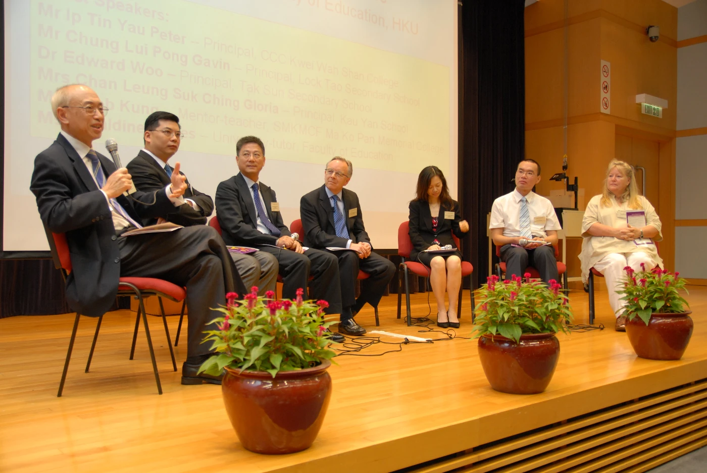 香港大學教育學院頒發2010年知識交流獎給傑出教員及學生
