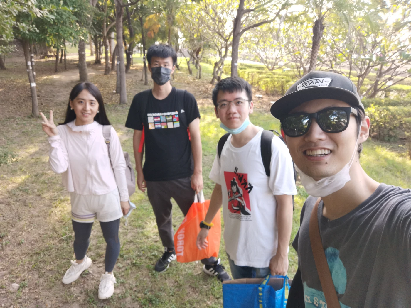 研究團隊成員在實驗場地拍攝的照片。