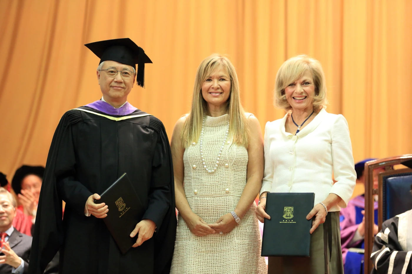 羅旭龢夫人基金教授(建築環境) 龍炳頤 與 Mrs Jill Gallie  及 Mrs Helen Liang 合照