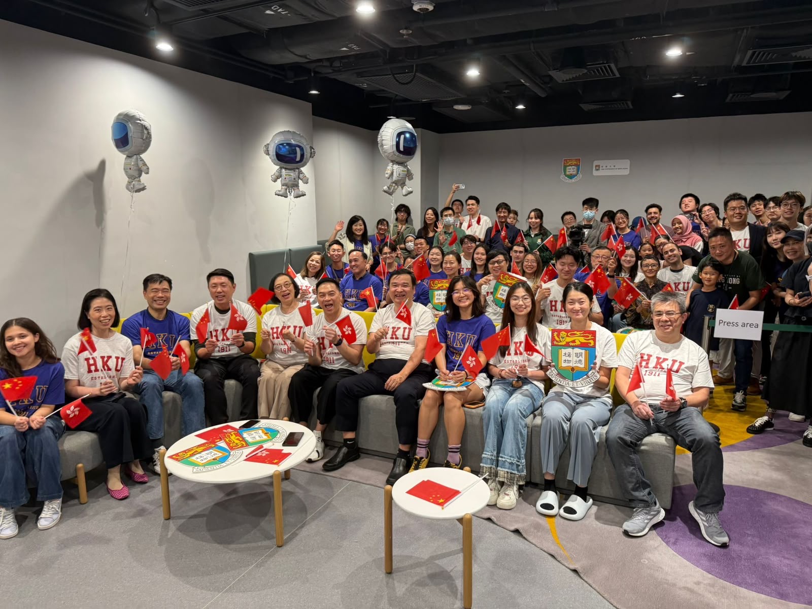 一眾港大師生齊聚黃竹坑賽馬會第四學生村觀看直播，見證神舟二十三號載人飛船升空。