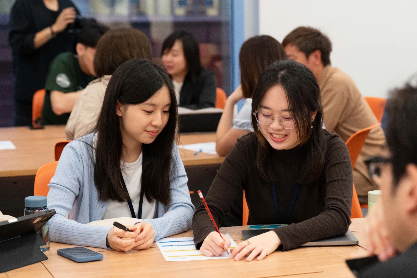 HKU students actively discussed ways to enhance the physical and mental well-being of the elderly during the workshop.