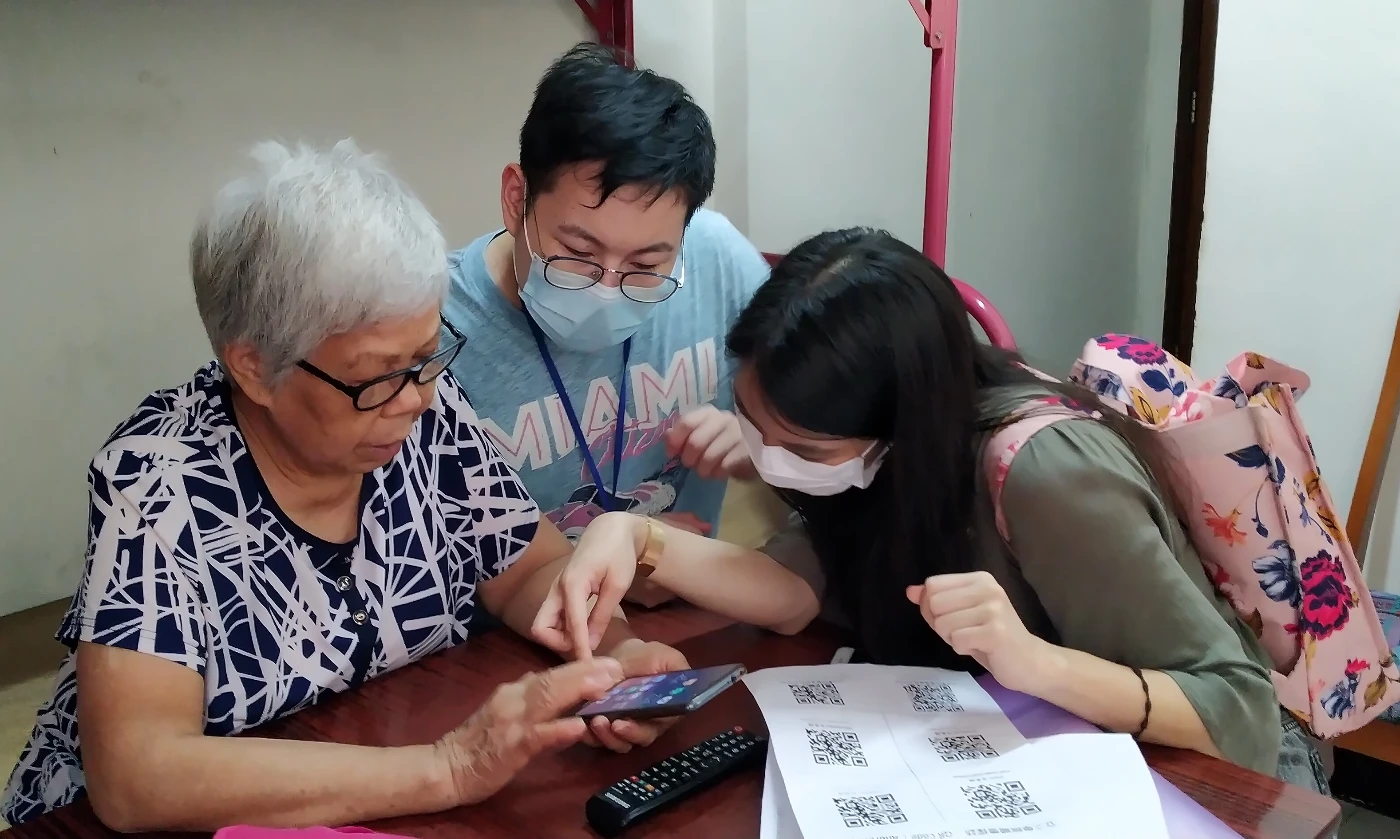 Students teach elderly how to use zoom for video chat