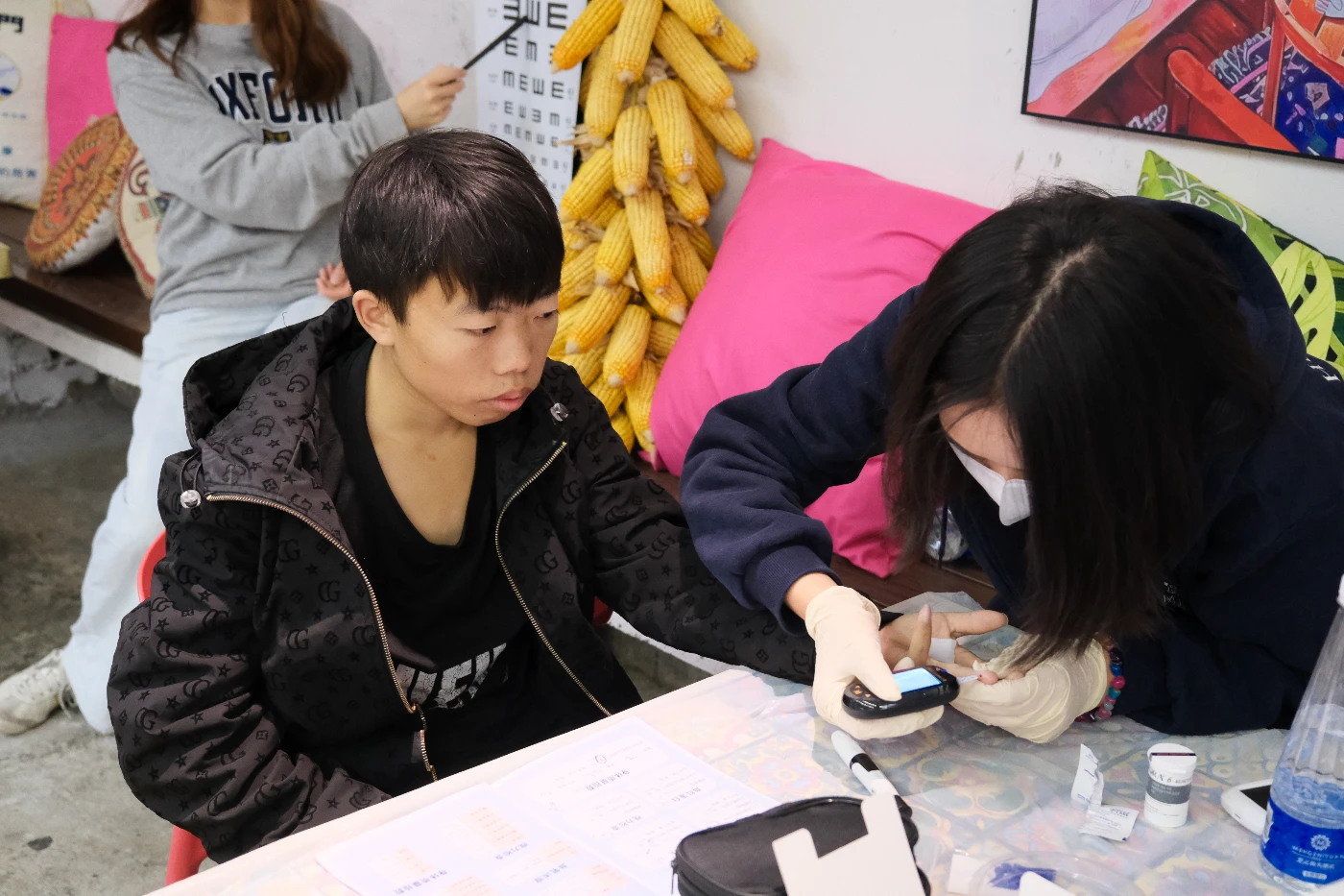 港大學生為地貧患者及其家屬進行一系列健康檢查，包括血糖、血壓及視力檢查。
