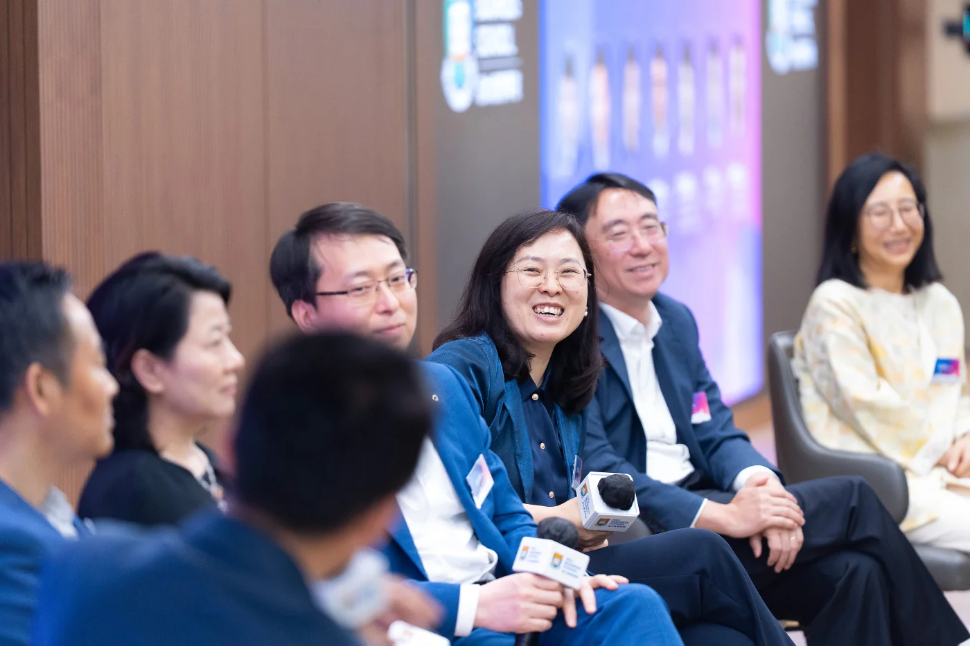 （從左至右）港大經管學院院長兼經濟學講座教授及中國經濟研究所所長蔡洪濱教授；深圳市海願創業投資有限公司董事長陳軍博士；瑞銀董事總經理，瑞銀財富管理亞太區投資總監及宏觀經濟主管胡一帆博士；建銀國際（控股）有限公司董事總經理，首席經濟學家趙文利博士；中誠信國際信用評級有限責任公司董事總經理、研究院院長、財政部財政風險研究專家工作室專家袁海霞博士；新絲路民間經貿國際交流中心主任，原連連數字 CEO辛潔先生；東方匯理銀行董事總經理，首席中國經濟學家及亞洲區（日本除外）研究部主管治曉佳女士進行圓桌討論。