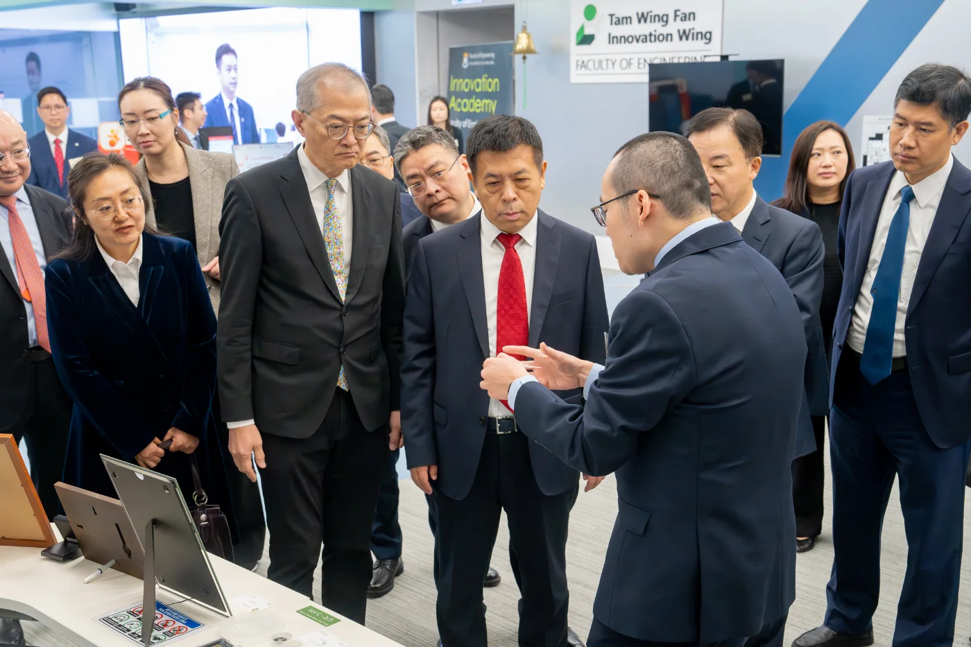 At the Tam Wing Fan Innovation Wing, the delegation explored HKU's award-winning healthcare innovations.