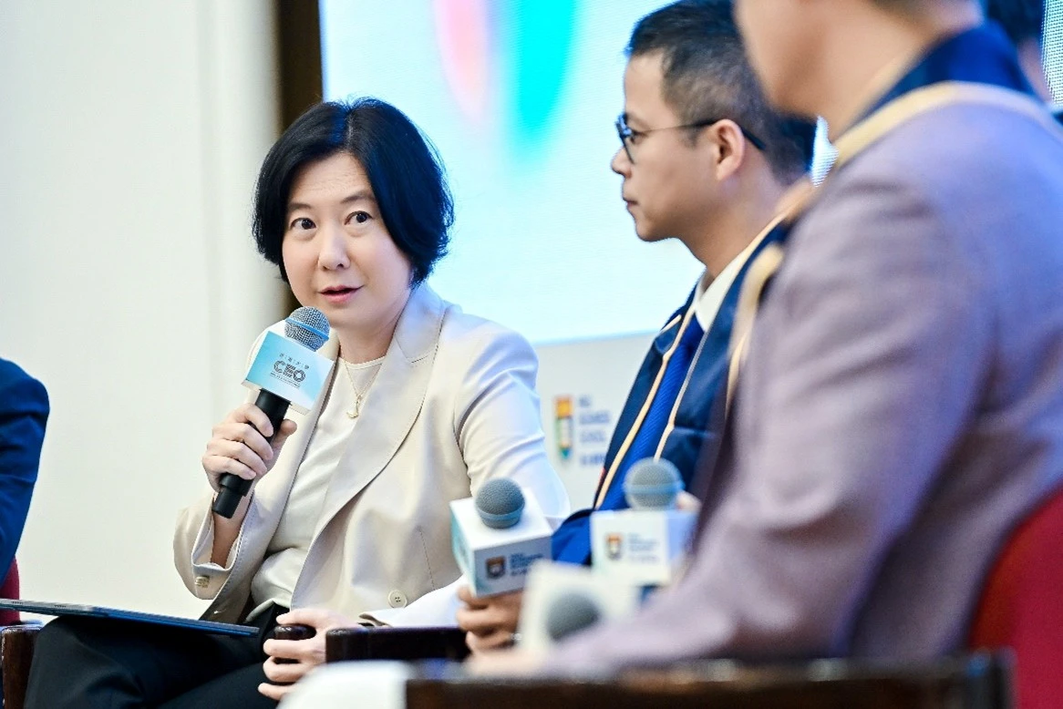 香港特別行政區政府投資推廣署署長劉凱旋女士（左一）進行以「中國企業出海戰略」為題的巔峰對話。