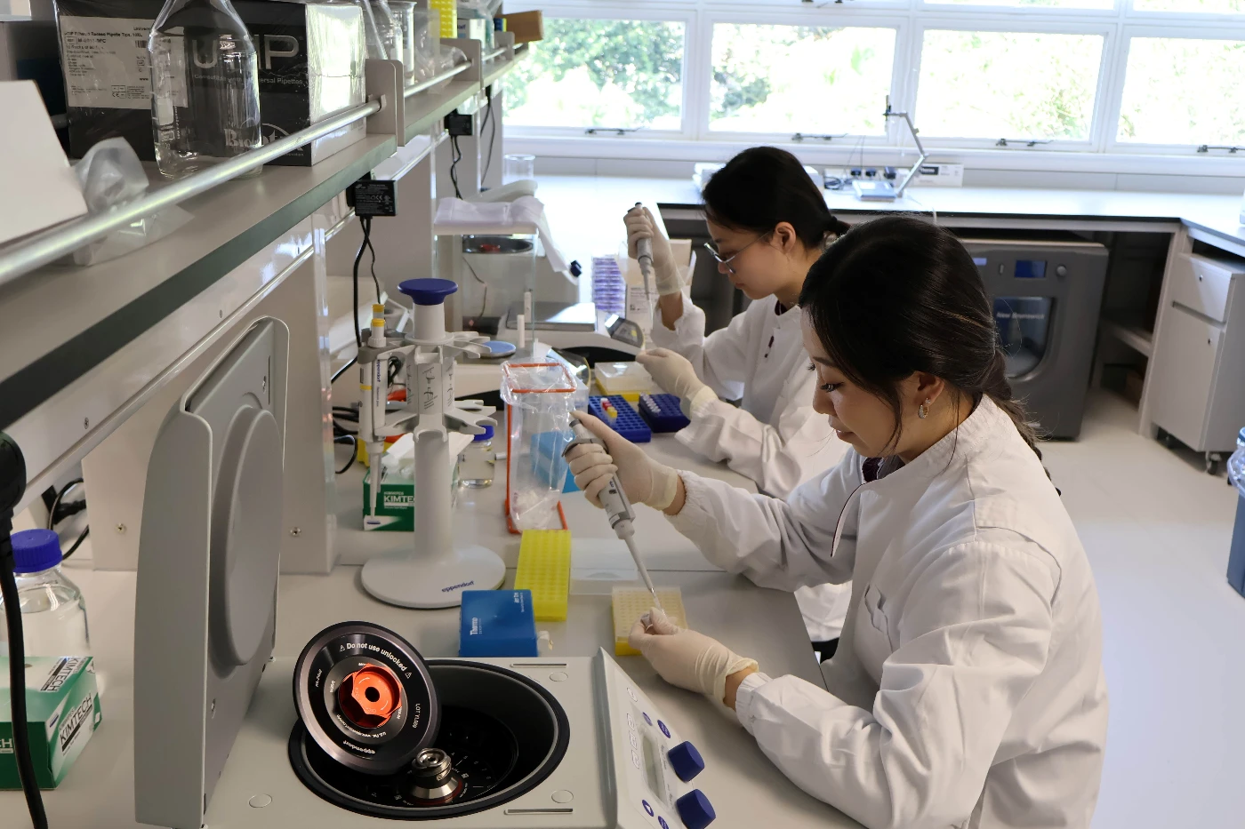香港賽馬會環球衞生研究院實驗室配備先進的設施。