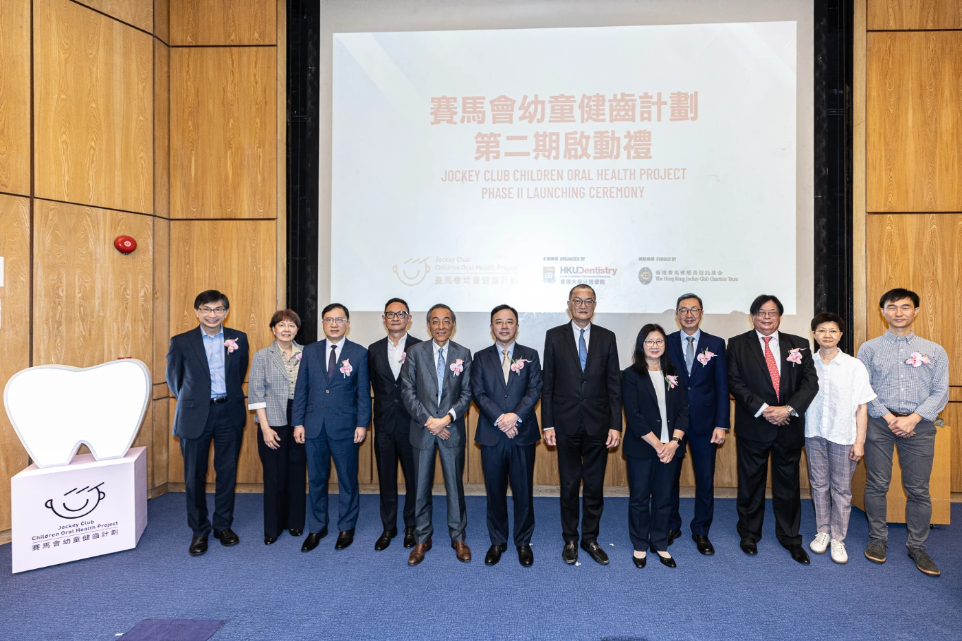 Group photo of the officiating guests and other guests