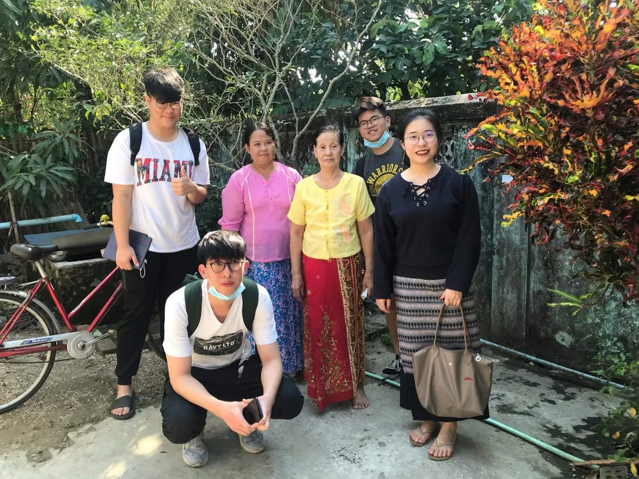 學生到民居考察，了解仰光的供水問題。（右一）田芸謙 Fiona， (右二) Mikael Ken Slamet