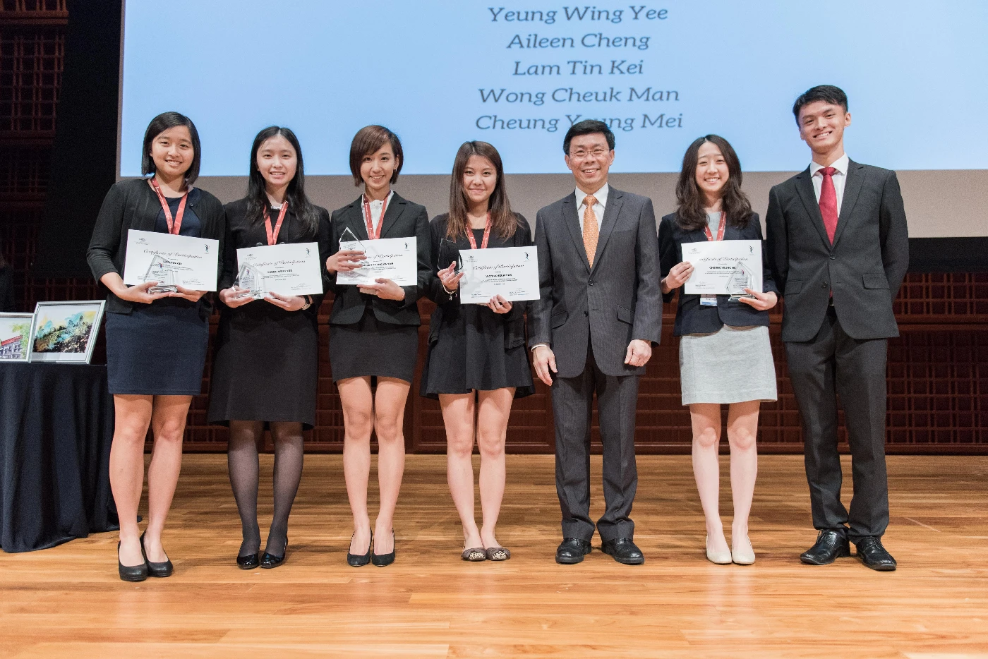 新加坡議會成員李奕賢先生為香港大學參賽組頒發二等獎