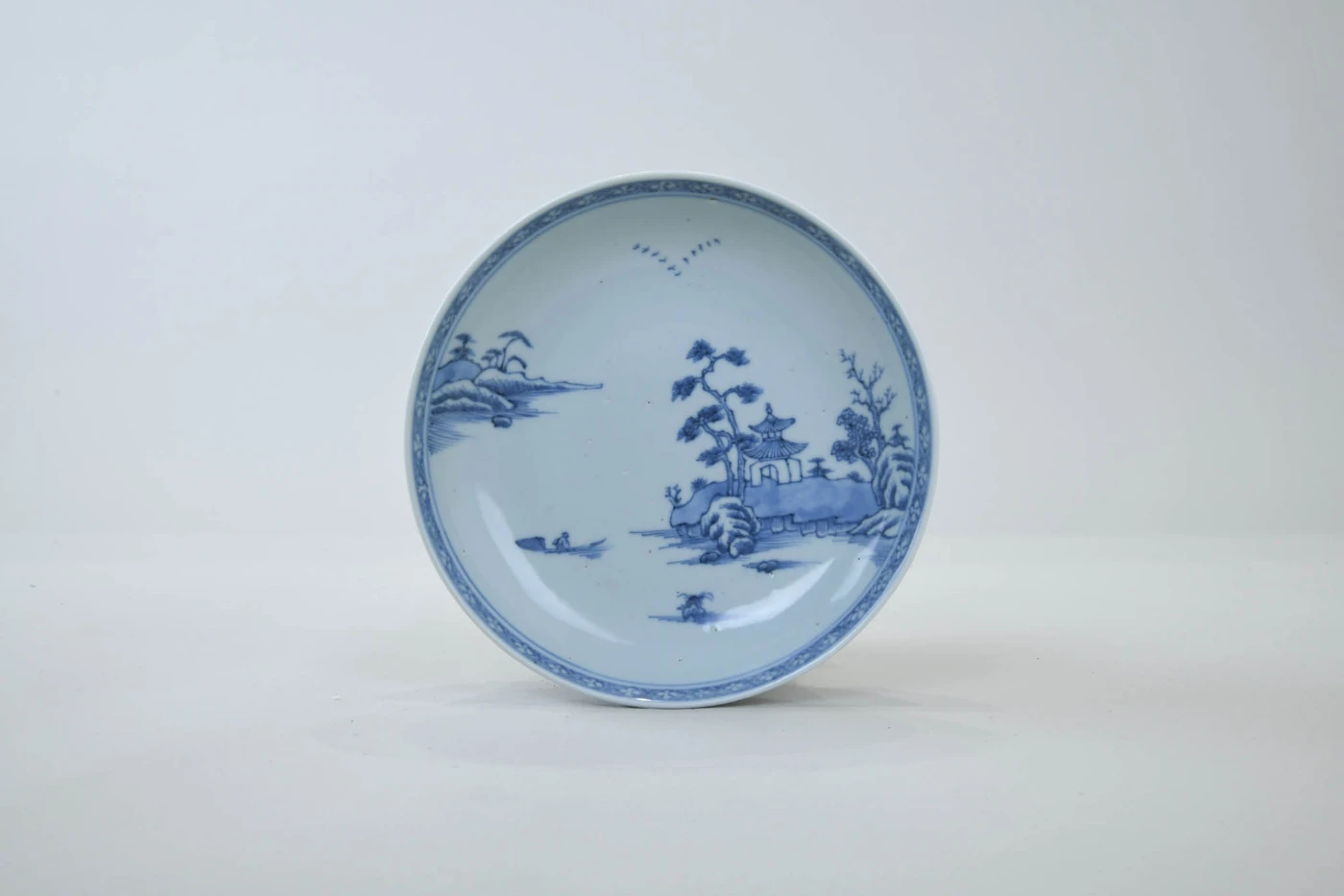 盤
清乾隆（1736–1795年）
青花瓷
直徑17.5厘米
羅桂祥博士惠贈
HKU.C.1987.0915 e