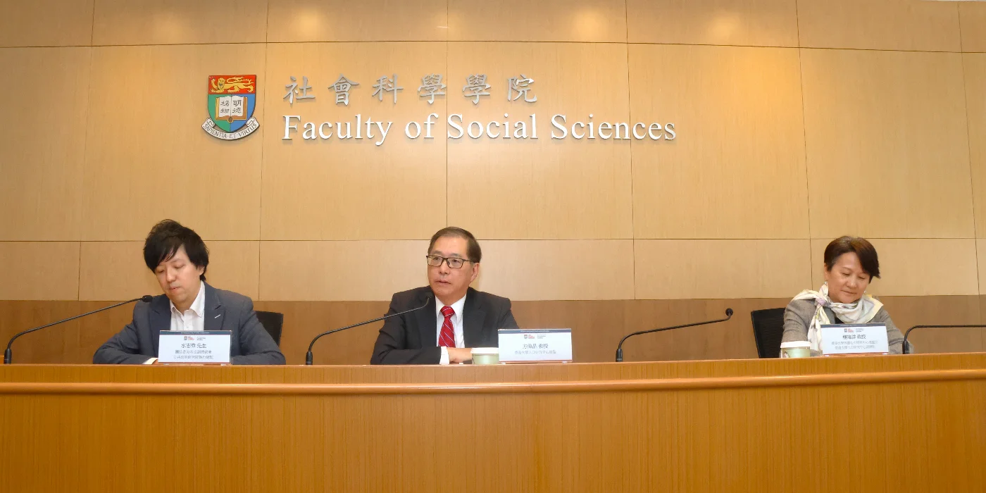 香港大學人口研究中心總監方偉晶教授及香港大學秀圃老年研究中心總監及香港大學人口研究中心副總監樓瑋群教授，分別發布HKGSS調查研究結果。團結香港基金的代表水志偉先生（左一）擔任專家評論員，從政策角度回應研究內容。