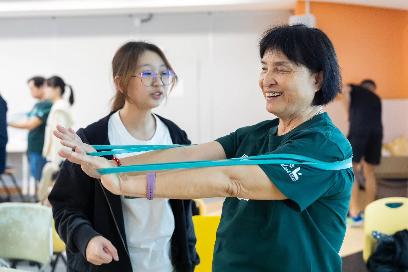 After the first stage of training, HKU students guided visually impaired individuals to use resistance bands for exercise.