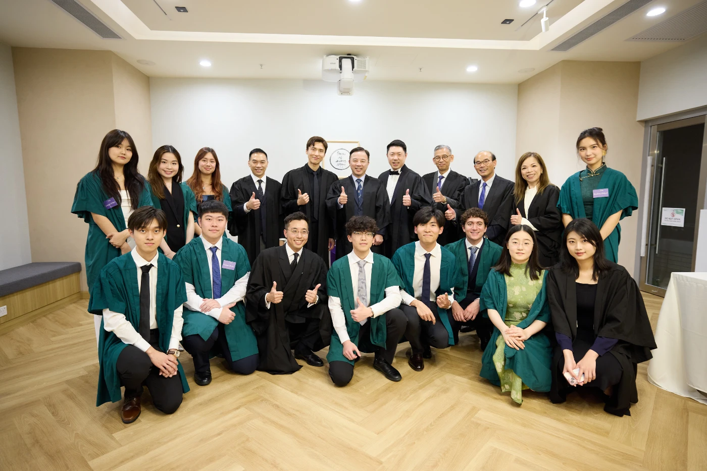 蔡加讚先生與廉政專員胡英明同港大成員及學生合影留念。