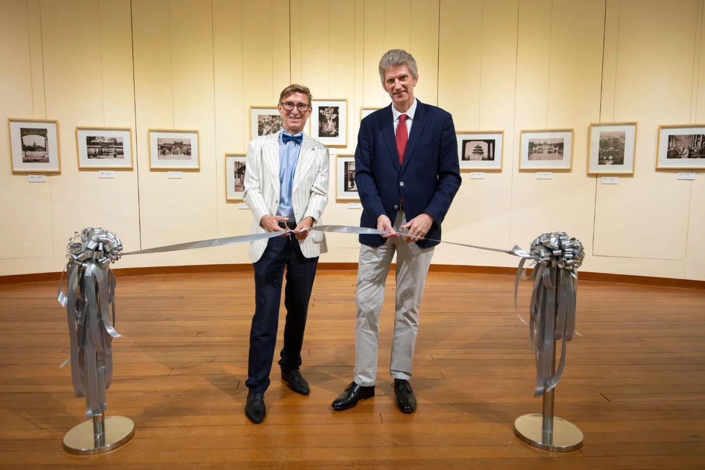 (From left) Consul General, Austrian Consulate General in Hong Kong and Macao Dr Gerhard Zettl, UMAG Director Dr Florian Knothe.