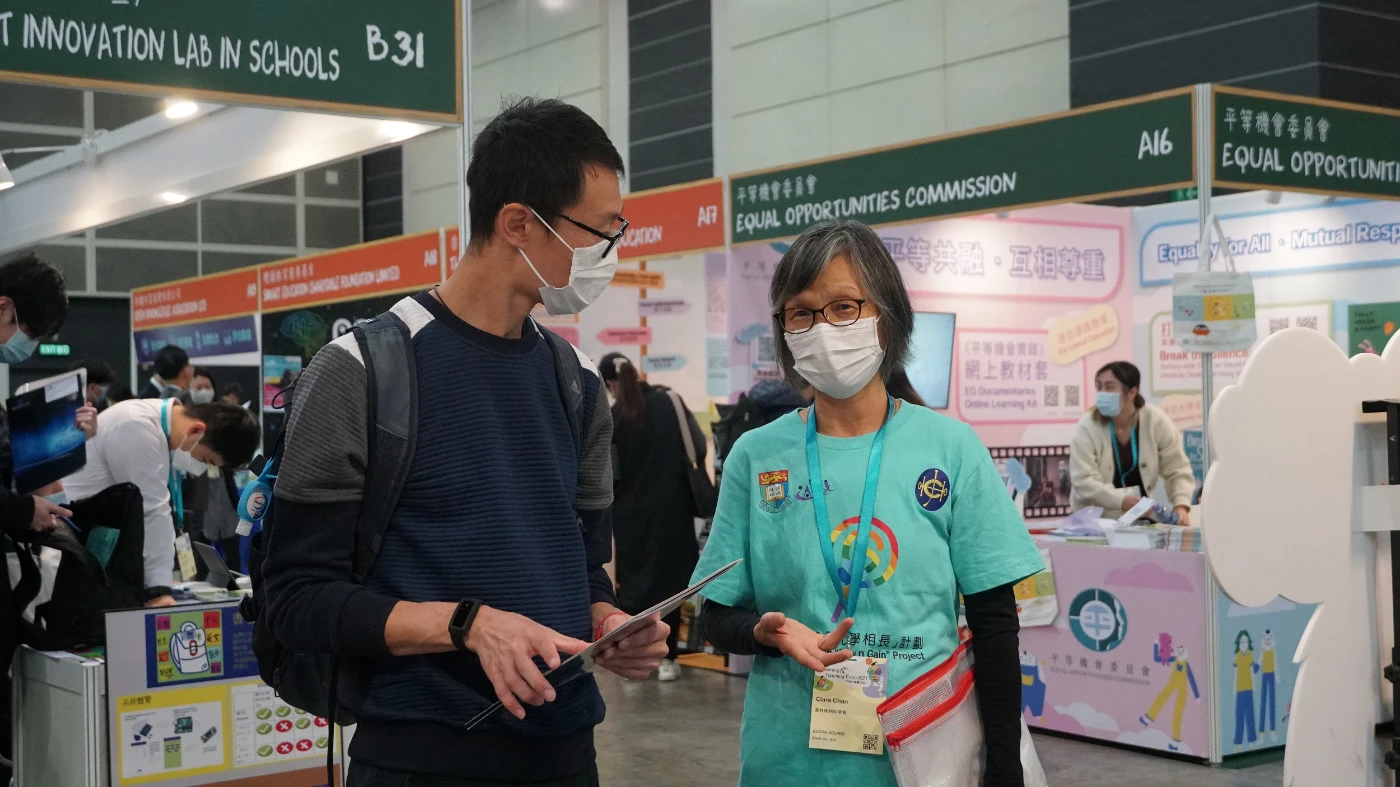 A group of trained volunteers and game ambassadors leads the visitors to play interactive games, including parents of kindergarten students, volunteers from the Agency for Volunteer Service, game trainers and game ambassadors of a senior citizen association.