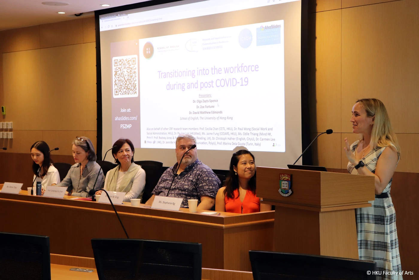香港大學醫療溝通研究和影響倡議總監Olga Zayts-Spence副教授 (右) 介紹論壇內容，並歡迎及感謝各嘉賓講者和參加者。