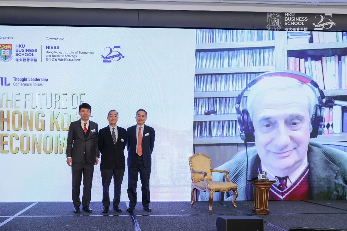 （左起）港大經管學院院長兼經濟學講座教授蔡洪濱教授；香港大學首席副校長、香港經濟及商業策略研究所總監王于漸教授；港大經管學院金融學講座教授及鄭裕彤基金教授（金融學）、量化歷史研究中心主任陳志武教授，及2025 年諾貝爾經濟學獎得主Joel Mokyr教授進行題為「全球經濟未來對話」的討論。