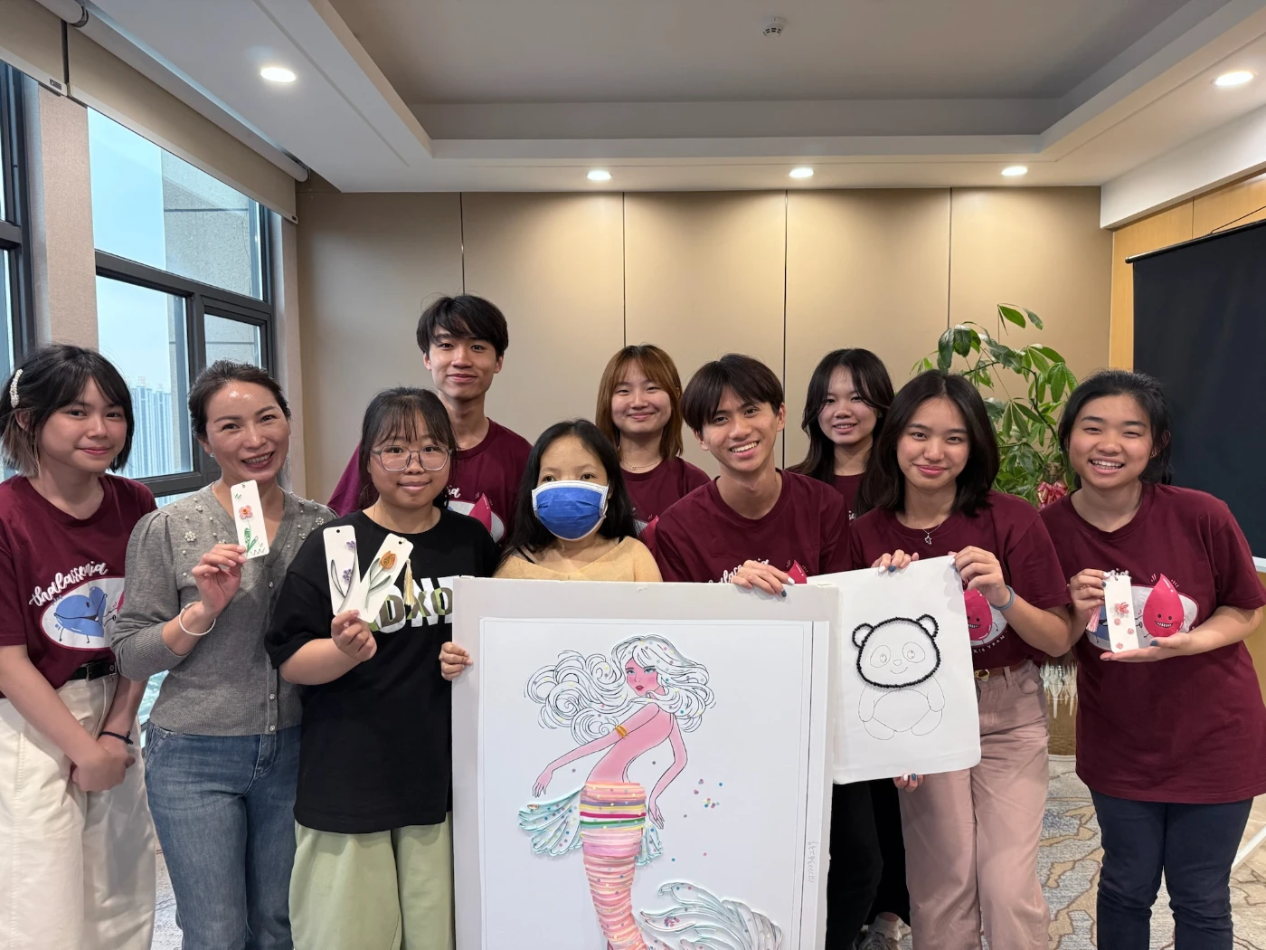 豔麗教導港大學生和地貧患者製作捲紙作品。