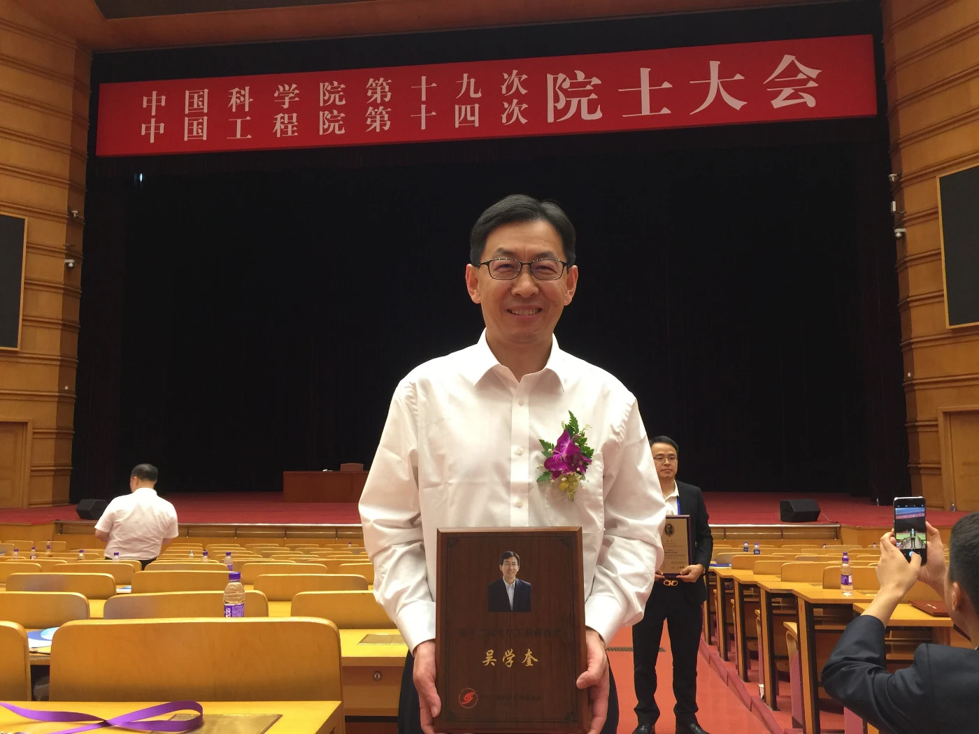 港大生物醫學工程專家吳學奎教授<br>
榮獲中國工程院第十二屆「光華工程科技獎」