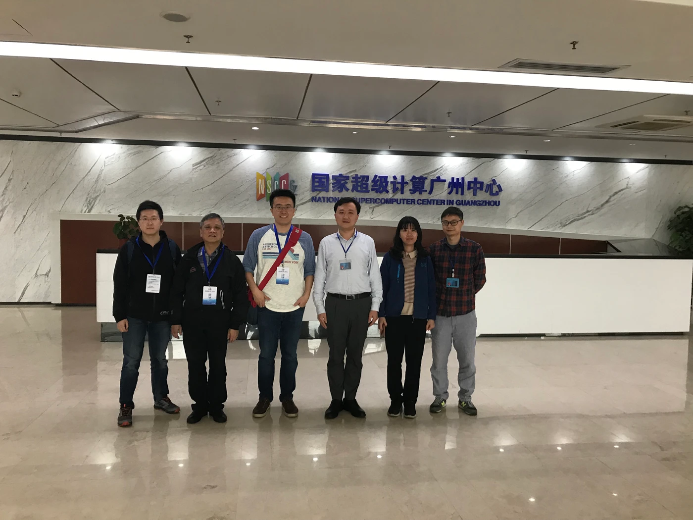 圖4．港大物理學系孟子楊博士（左三）訪問國家超級計算廣州中心天河時留影。