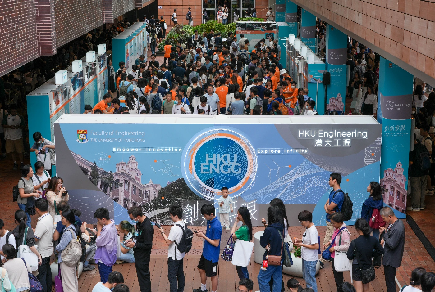 HKU Information Day for Undergraduate Admissions 2024<br>
Showcasing the University’s Strengths in Artificial Intelligence and Sustainable Development-related Initiatives