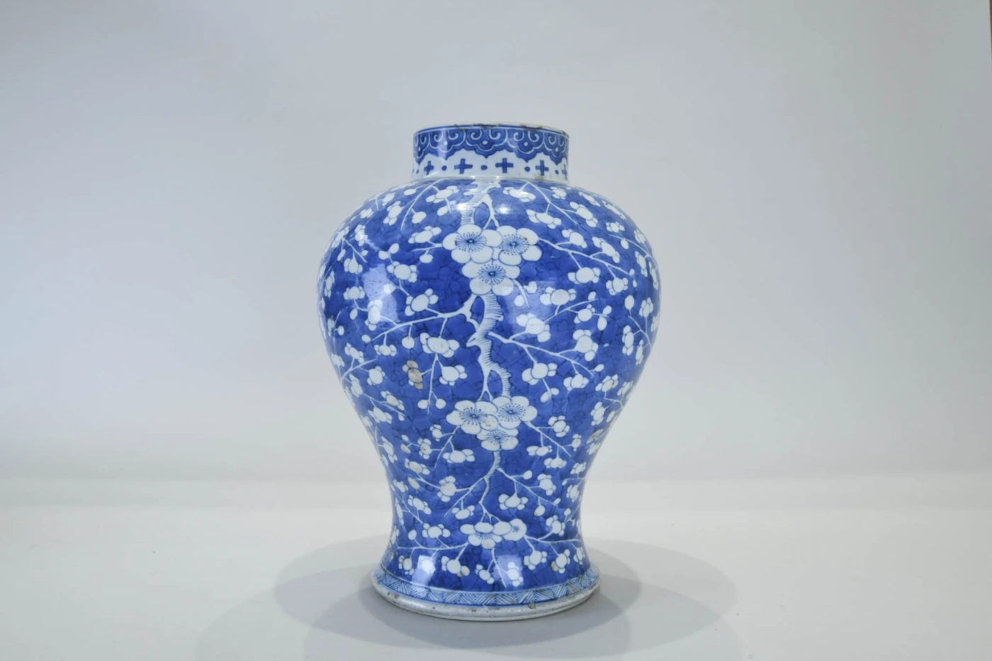 瓶
清康熙（1662–1722年）
中國景德鎮
青花瓷
高33.5厘米，直徑25.5厘米
HKU.C.1954.0124
