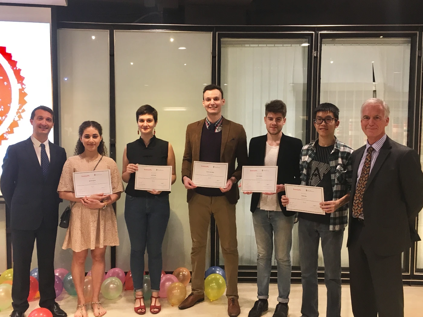 首屆香港大學 - 巴黎政治大學雙學位課程畢業生<br>
融合兩所頂尖大學優勢培養國際精英人才