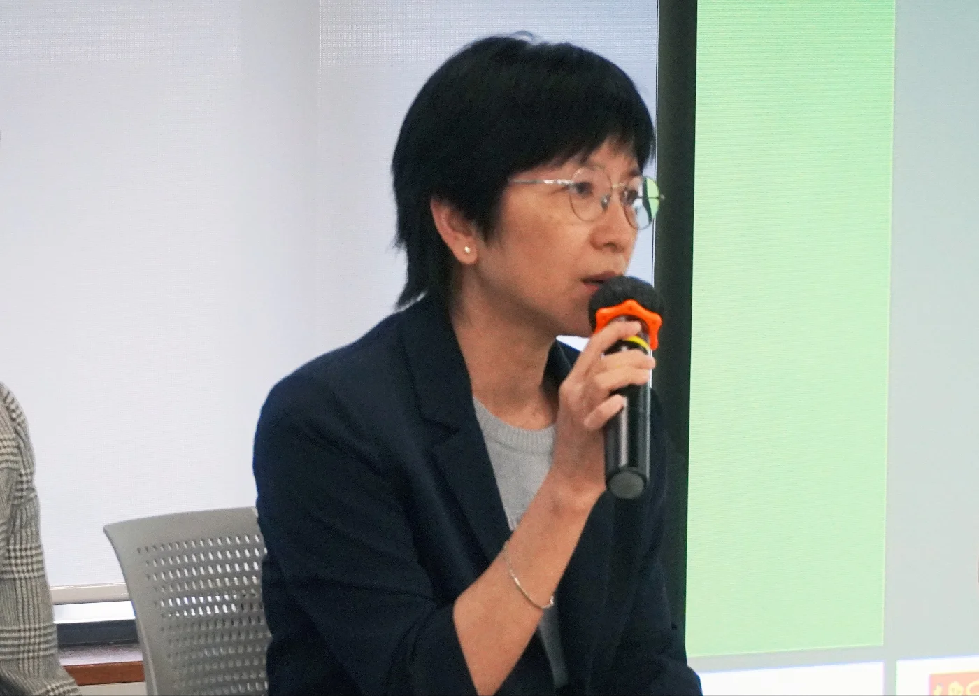 Ms. Edith Tse responded to questions during the open discussion