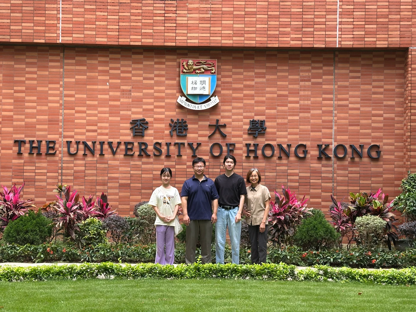香港大學生物科學學院張江文教授（左二）及其研究團隊。